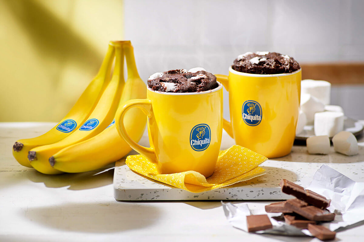 Κέικ σε κούπα με μπανάνα Chiquita και μπισκότα fudge S’more έτοιμο σε 5 λεπτά