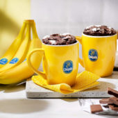 Κέικ σε κούπα με μπανάνα Chiquita και μπισκότα fudge S’more έτοιμο σε 5 λεπτά