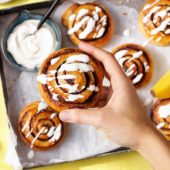 Ψωμένια ρολάκια κανέλας με μπανάνα Chiquita και κρέμα καρύδας