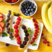 Πρωινό με μπανάνες Chiquita, κόκκινα φρούτα και φυστικοβούτυρο
