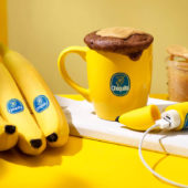 Κέικ σε κούπα με φυστικοβούτυρο, μπανάνα Chiquita και σοκολάτα