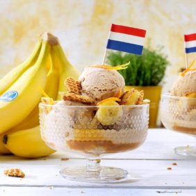 Παγωτό κανέλα με μπανάνα Chiquita και τραγανιστή ολλανδική βάφλα stroopwafel