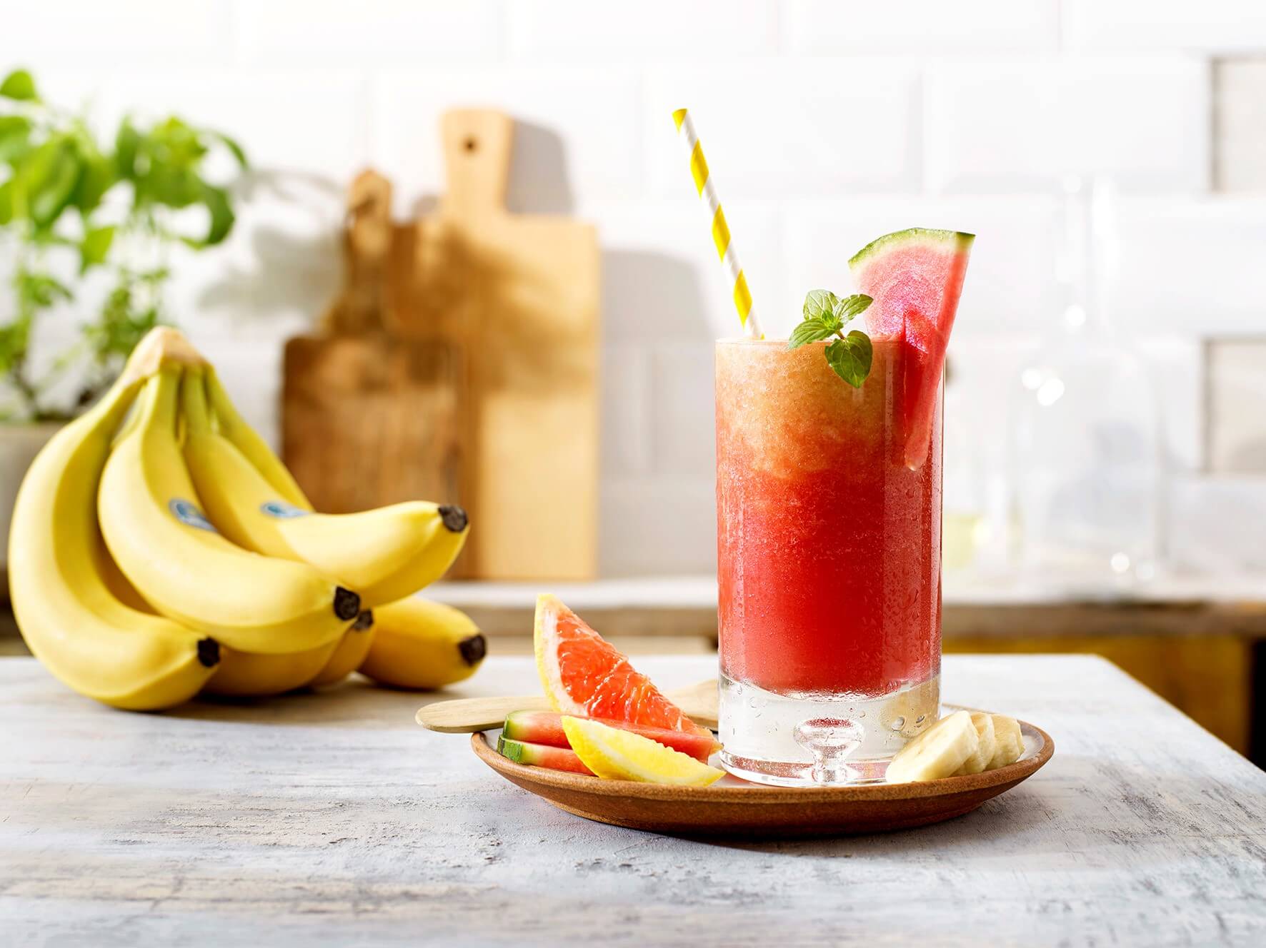 Pink Sunrise mocktail με μπανάνες Chiquita και καρπούζι