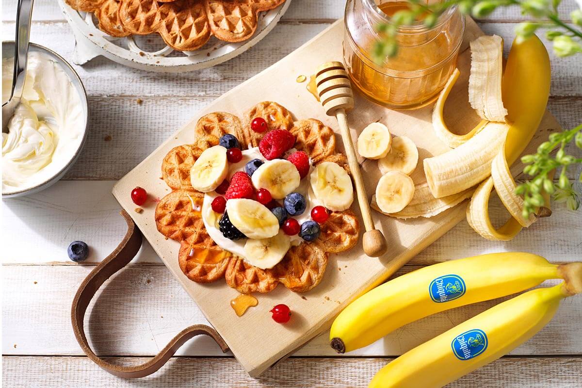 Σπιτικές Βάφλες Ολικής άλεσης με Μπανάνα Chiquita και Κόκκινα Φρούτα για ένα υγιεινό πρωϊνό