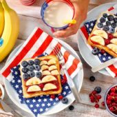 Γλυκό σάντουιτς με μπανάνες Chiquita, φυστικοβούτυρο, μαρμελάδα και μύρτιλλα