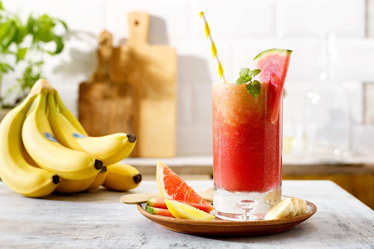 Pink sunrise mocktail με μπανάνες Chiquita και καρπούζι