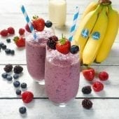 Γρήγορο smoothie με διάφορα είδη μούρων και μπανάνα Chiquita