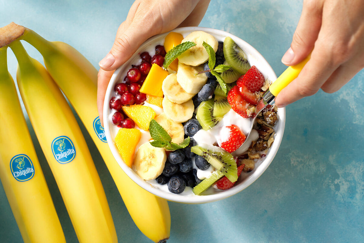 Πολύχρωμο vegan μπολ με μπανάνα Chiquita και φρέσκα φρούτα | Συνταγές της Chiquita