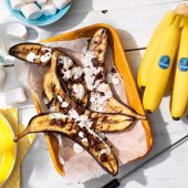 BBQ μπανάνες Chiquita γεμιστές με σοκολάτα και marshmallow