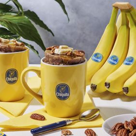 Κέικ σε κούπα με μπανάνα Chiquita, καρύδια πεκάν και σιρόπι σφενδάμου