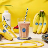 Πρωτεϊνούχο smoothie μπανάνας και μούρων για τη γυμναστική από την Chiquita