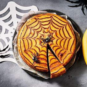 Cheesecake σοκολατένιου ιστού αράχνης με μπανάνα και κολοκύθα