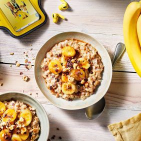 Ζεστό porridge με ψητή μπανάνα, νιφάδες κακάο και φουντούκι