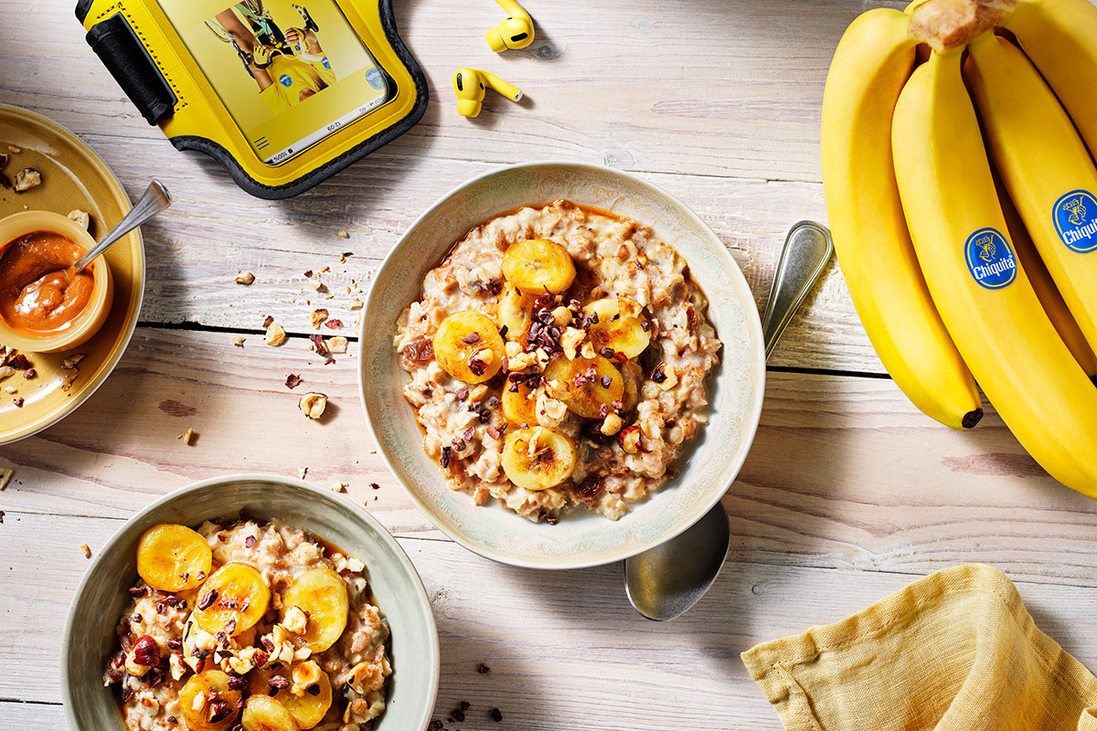 Ζεστό porridge με ψητή μπανάνα, νιφάδες κακάο και φουντούκι