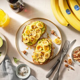 Πρωινό με φρυγανισμένο ψωμί, μπανάνα Chiquita και αβοκάντο