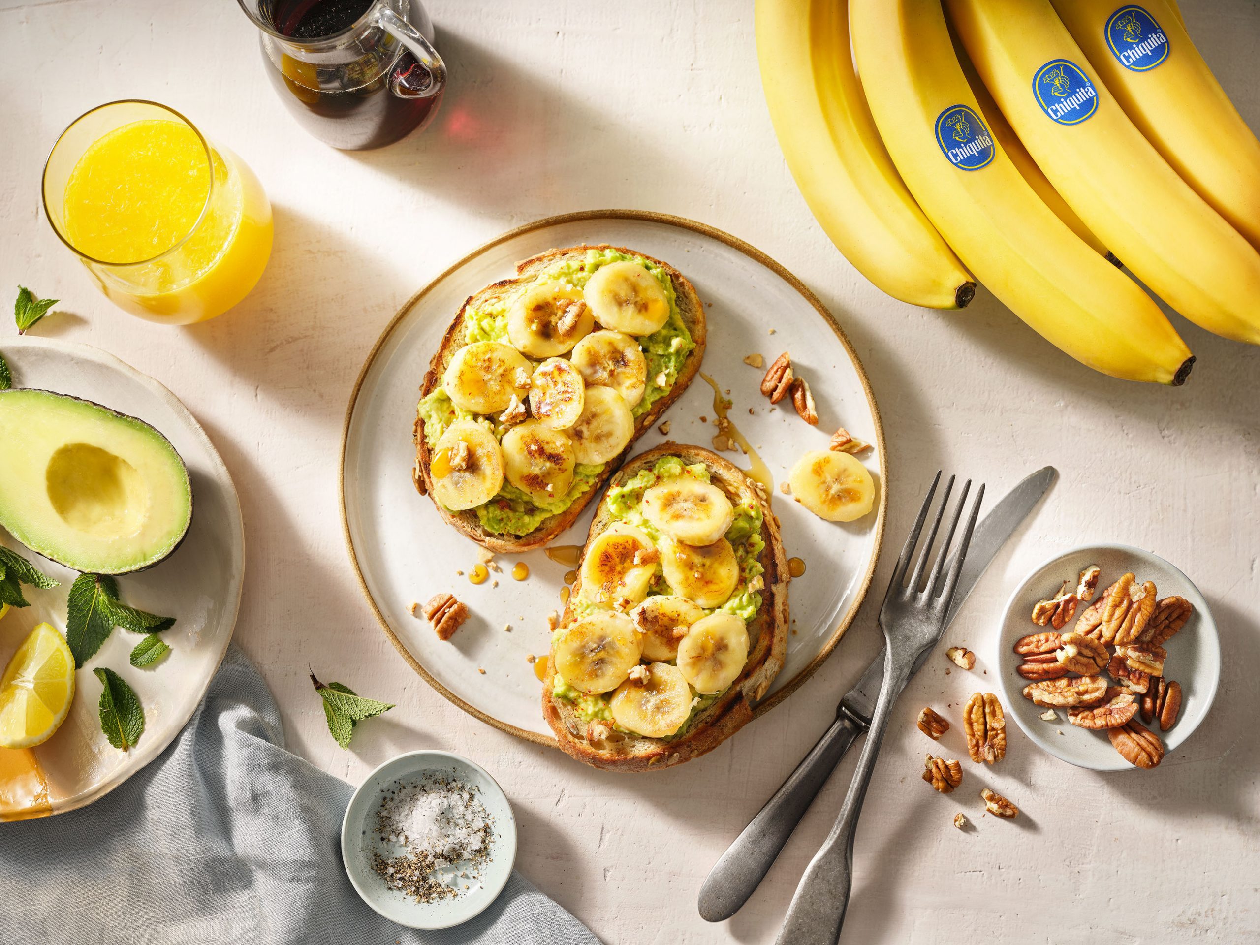 Πρωινό με φρυγανισμένο ψωμί, μπανάνα Chiquita και αβοκάντο