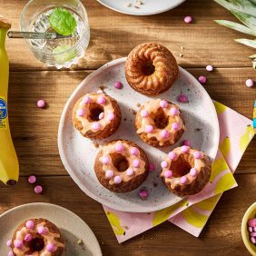 Μίνι στρογγυλά κέικ μπανάνας με βανίλια και ανανά