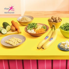 Μπολ με Καφέ Ρύζι, Μπανάνες Chiquita, Φέτα, Καρύδια και Τραγανά Λαχανικά