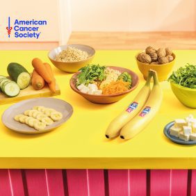 Μπολ με Καφέ Ρύζι, Μπανάνες Chiquita, Φέτα, Καρύδια και Τραγανά Λαχανικά
